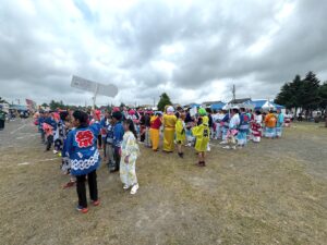 第52回厚真田舎まつり｜田舎まつり音頭パレード｜株式会社エムリンク札幌｜パレード前の開会式